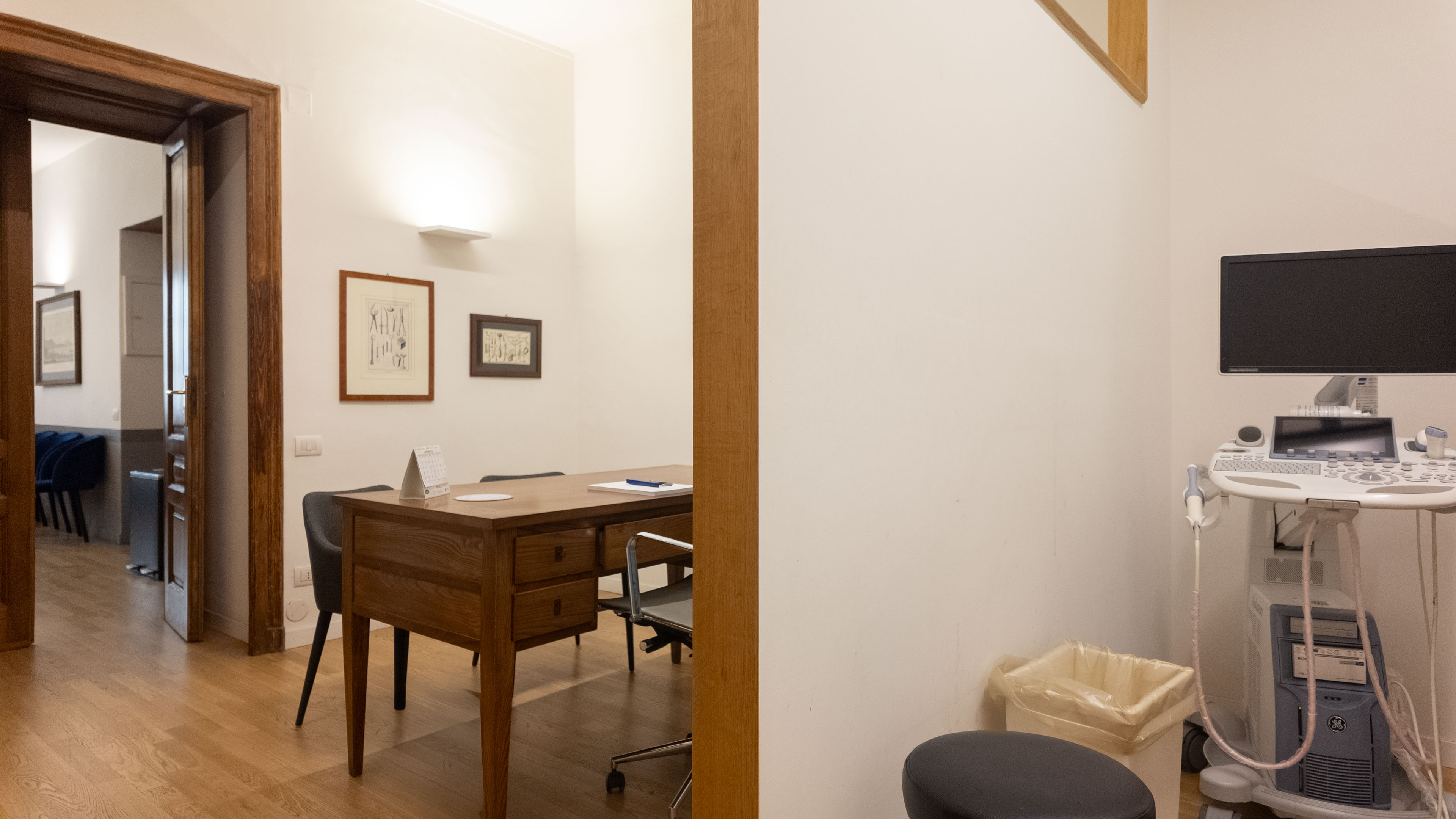 Ambiente dello studio con area visita ed ecografo