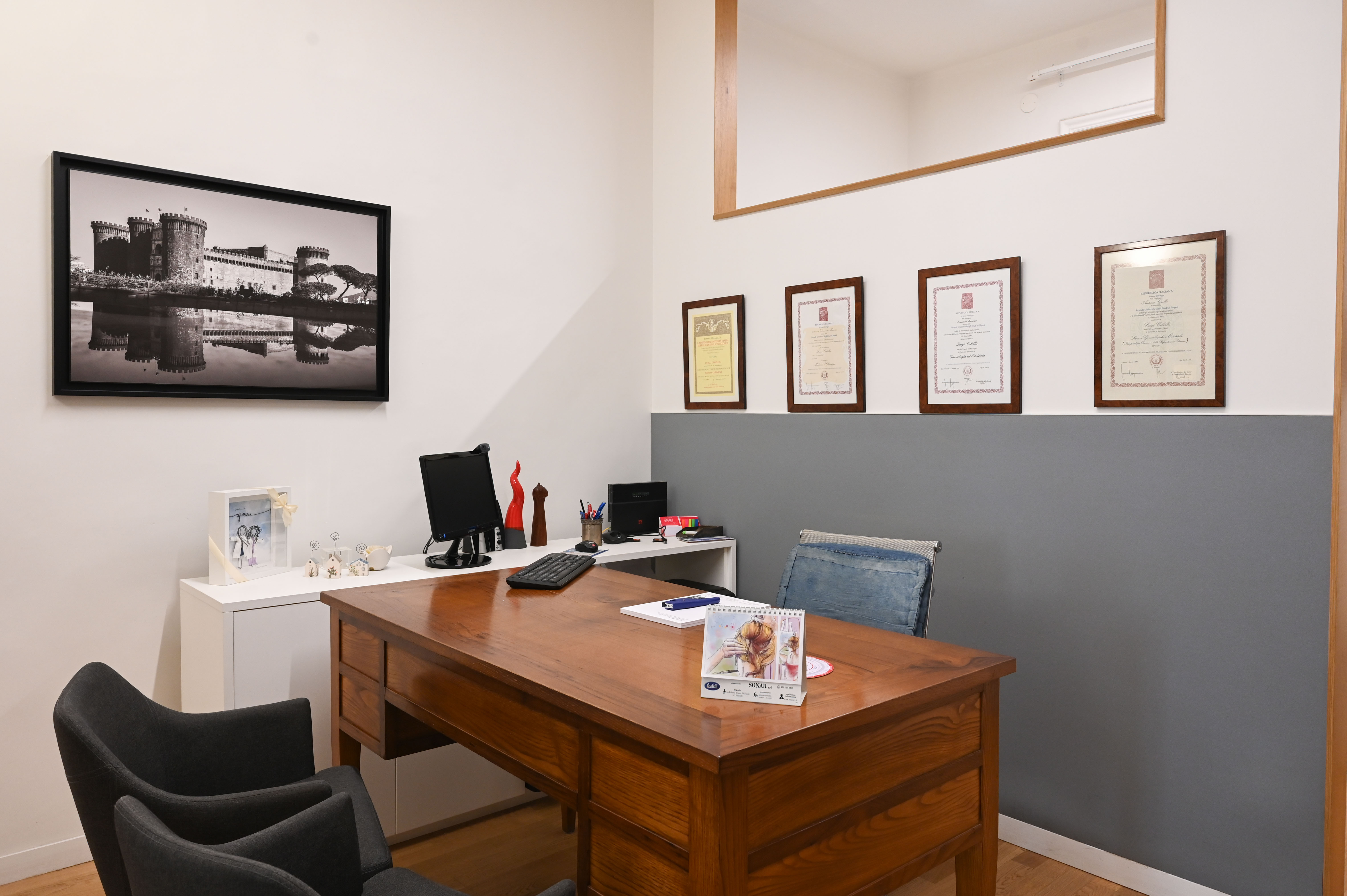 Studio medico con scrivania e area colloquio